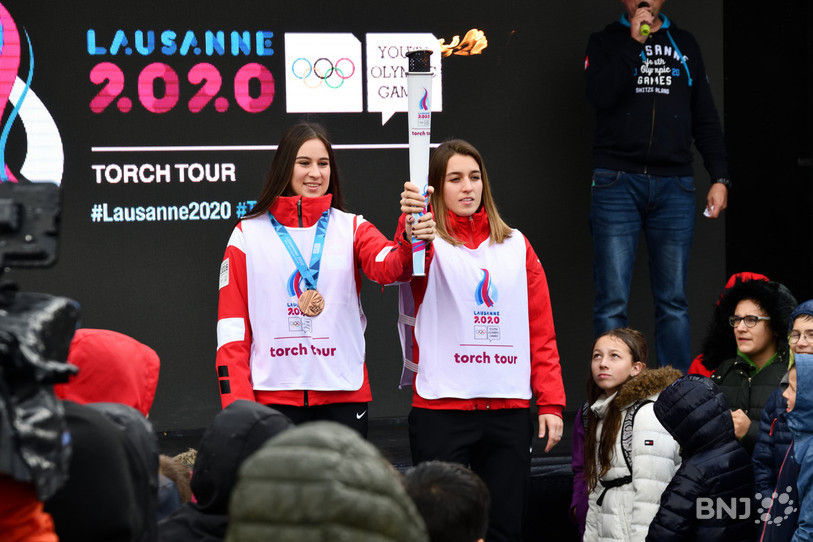 Les hockeyeuses jurassiennes Justine et Sarah Forster ont porté la flamme olympique à Porrentruy (Photo : Georges Henz).