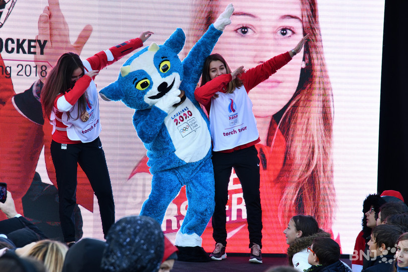 Justine et Sarah Forster avec la mascotte des Jeux Olympiques de la jeunesse 2020 (Photo : Georges Henz).