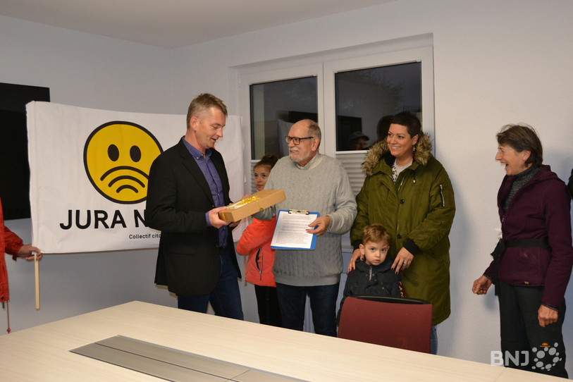 Le collectif a remis la pétition au maire d'Alle, Stéphane Babey.