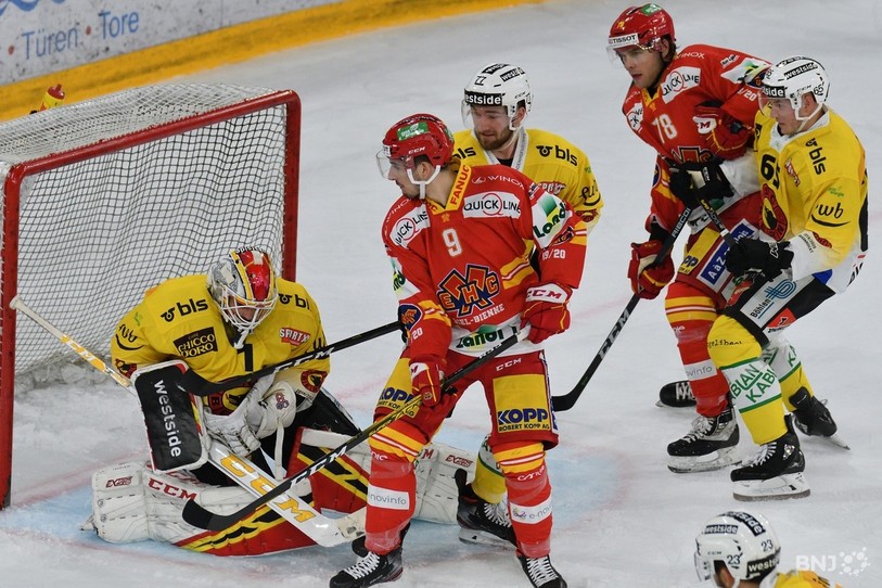 Damien Riat (numéro 9, ici face à Berne) va devoir prendre son mal en patience durant ce mois de novembre.