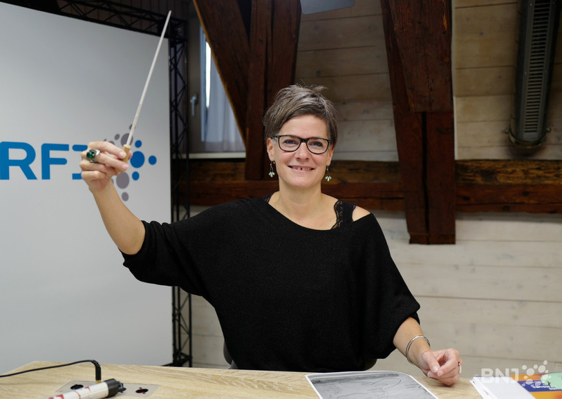 Valérie Parrat, secrétaire générale de l'UP jurassienne a amené une baguette de chef d'orchestre pour se présenter.