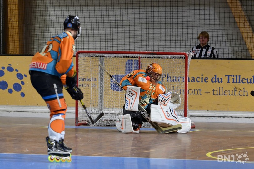 Joël Vuilleumier et le SHC Rossemaison doivent encore patienter avant de pouvoir reprendre la compétition dans leur salle (photo : Georges Henz).