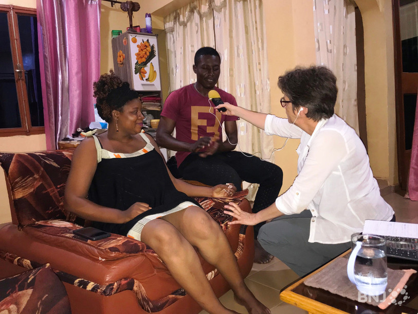 Abzèta et Philippe Nikiema, un couple plutôt atypique pour le Burkina Faso. Après un mariage traditionnel, ils ont officialisé leur union à l’état civil pour garantir à Abzèta certains droits.