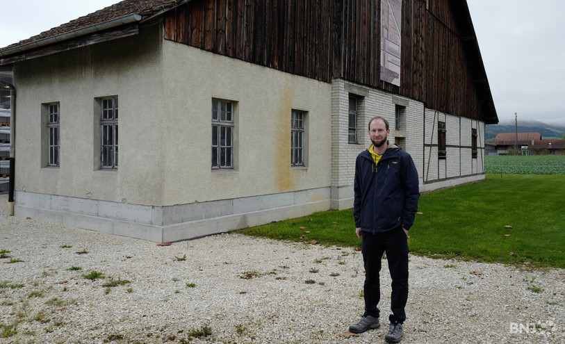 Régis Froideveaux devant la tête du puits de mine des Rondez, à Delémont.