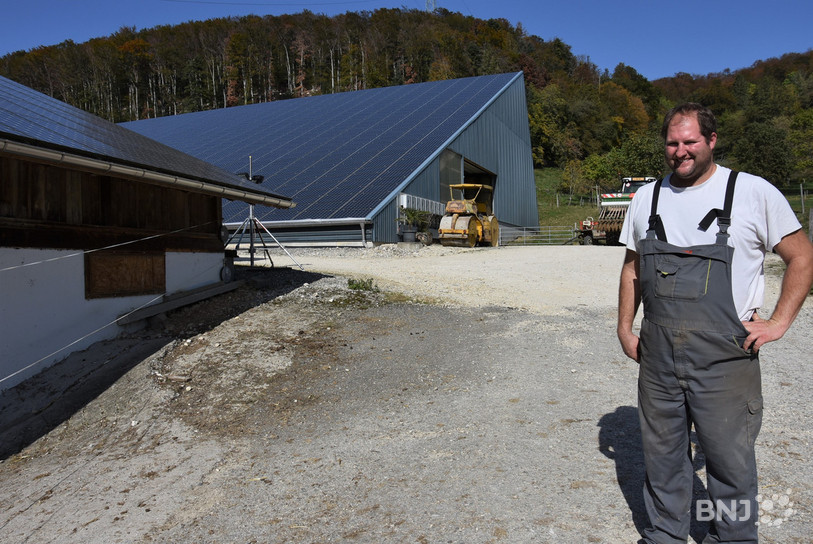 Fabrice Nagel devant ses installations à Charmoille.