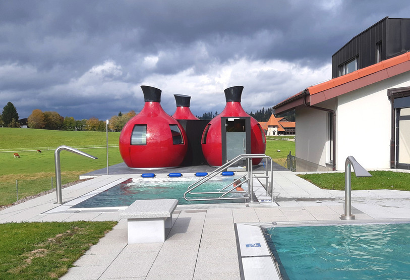 Les nouvelles Boules de CristaL font désormais partie du décor du wellness à Saignelégier (photo CL).