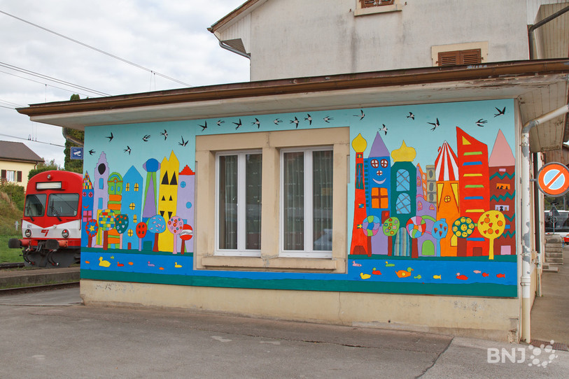 La gare de Bonfol a été recouverte d'une fresque conçue par les écoliers du village. (Photo : Chemins de fer du Jura)