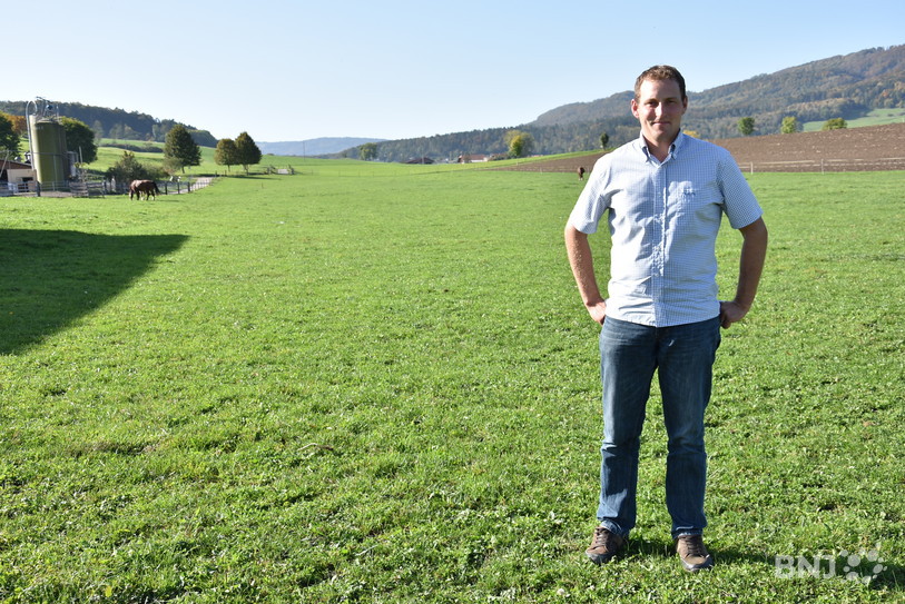 Vincent Boillat devant le champs qui doit accueillir la future nouvelle centrale à biogaz.