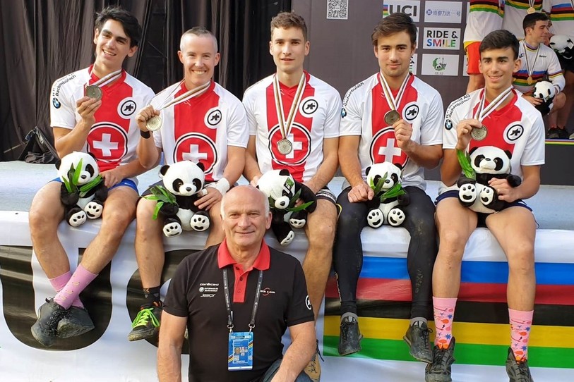 L'équipe de Suisse de vélo trial avec (de gauche à droite) Vito Gonzalez, Debi Studer, Lucien Leiser, Tom Blaser et Loris Gonzalez accompagnés de leur coach (photo : Swiss Cycling).