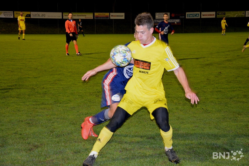 Le Prévôtois Vincent Schaffner (en jaune) devance un adversaire d'Allschwil. Le FC Moutier poursuit sa marche en avant.