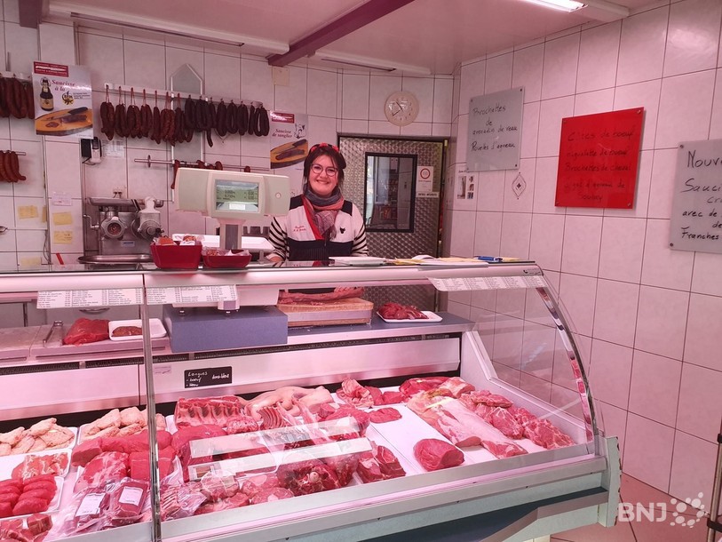 Marion Stadelmann devant l'étal de viandes de sa boucherie.