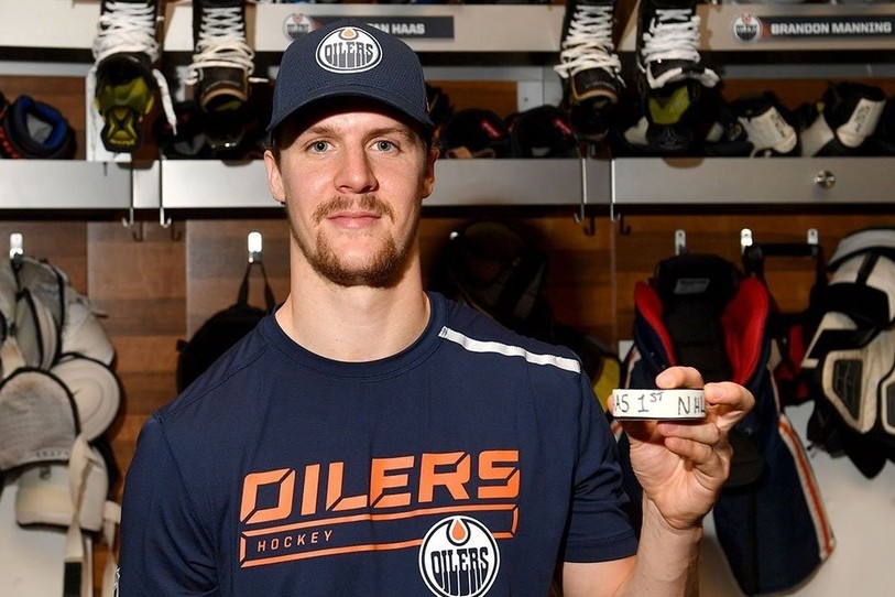 Le Biennois a reçu le puck de son tout premier but en NHL (photo : Twitter Edmonton Oilers).