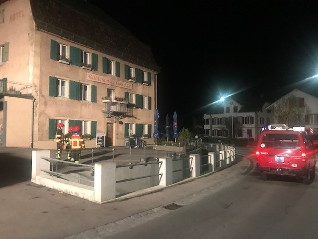 Plus de trente hommes et sept véhicules se sont rendus sur place pour maîtriser le sinistre (photo : police cantonale)