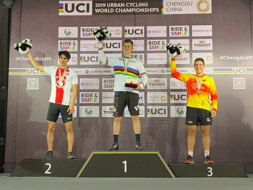 Vito Gonzalez (à gauche) est monté sur le podium pour la deuxième fois de la semaine samedi en Chine. (Photo: Twitter/UCI Trials)