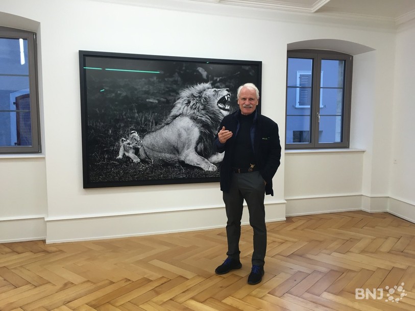 Yann Arthus Bertrand devant l'une de ses premières oeuvres.