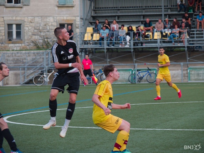Pas de match pour les joueurs du FC Colombier en noir et défaite mortifiante pour les Loclois en jaune. (Photo archives)