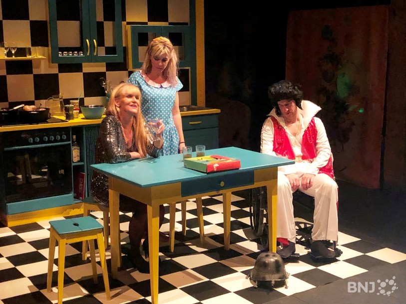 La mère (Laurence Fankhauser), la fille (Marie Chauvy) et le père (Yves Barrelet) dans le Cuisine d'Elvis dès vendredi 15 novembre au Théâtre des Mascarons à Môtiers.
