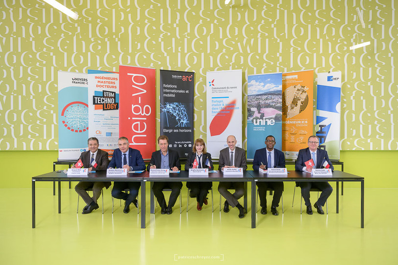 L'Accord de Consortium a été signé sur le campus de la HE-Arc. De gauche à droite : Jacques Bahi (UFC), Ghislain Montavon (UTBM), Roland Prélaz-Droux (HEIG-VD), Brigitte Bachelard (HE-Arc), Kilian Stoffel (UniNE), Pascal Vairac (ENSMM) et Maxime Zuber (HEP BEJUNE). (Photo : Communauté du savoir).