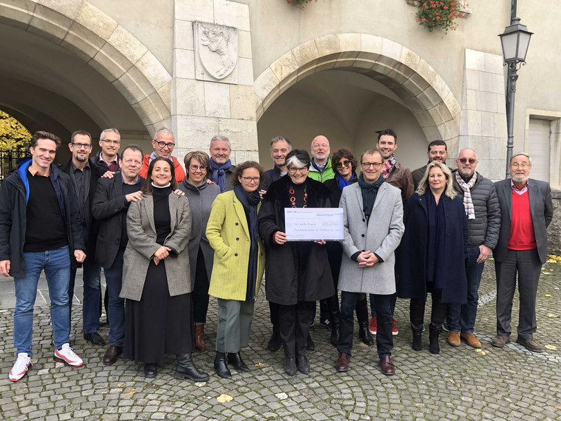 Les représentants de la Fondation du Théâtre du Jura reçoivent ici le Prix 2019 du Conseil consultatif des Jurassiens domiciliés à l'extérieur (photo ldd).