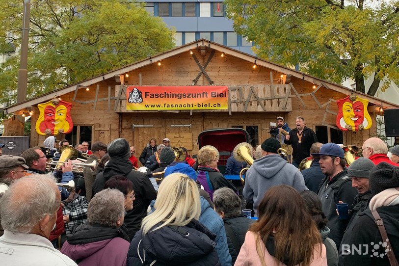 Le carnaval de Bienne a démarré en fanfare lundi à la place Guisan.