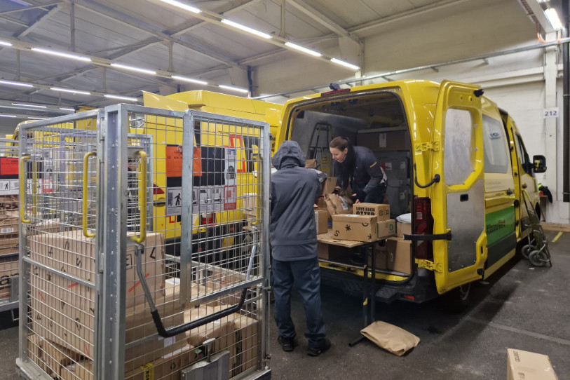 L'office de distribution de la Poste à Boudry, ici lors du chargement des colis.