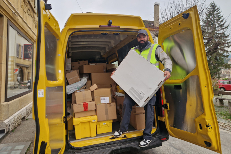 Francesco Medugno estime avoir 290 cartons chargés dans son bus ce mardi matin.