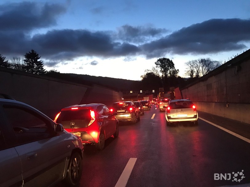 Parmi les pistes pour réduire les bouchons, le postulat propose la création d'abonnements de transports publics pendant les jours ouvrables. (photo d'illustration)