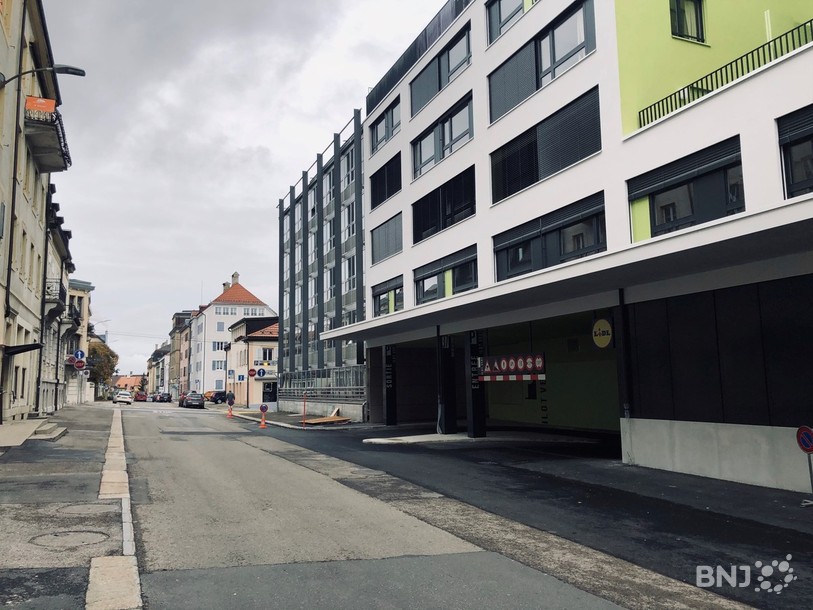 À leur sortie du quai de chargement, les camions sont pour l'heure obligés de continuer sur l'étroite rue de la Serre. Ils pourront bientôt emprunter la rue Docteur-Coullery dans le sens de la montée.