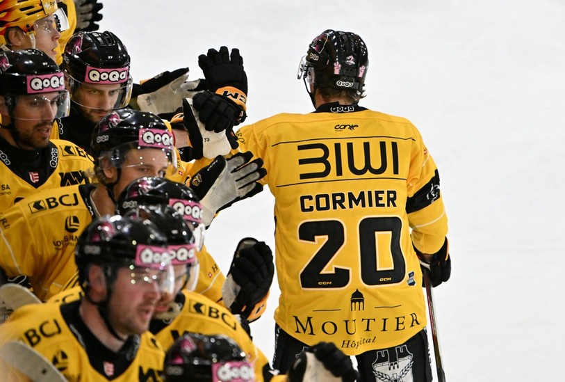 Cole Cormier reçoit les félicitations de ses coéquipiers à l'occasion de son premier but avec le HC Ajoie, c'était samedi dernier à Porrentruy face à Zoug (photo : Georges Henz).
