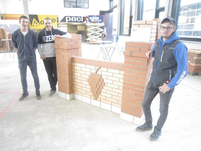 Jonas Bonati, Junior Jaberg et Jonah Rieder (de gauche à droite) ont composé le podium du Concours romand de la maçonnerie à Colombier. (Photo : Halle des maçons de Moutier)