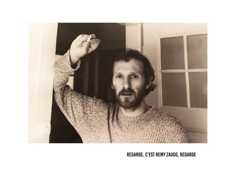 Rémy Zaugg est une figure majeure de l'art contemporain. Il est particulièrement connu pour ses sérigraphies à texte, notamment celles où il est inscrit « Regarde, je suis aveugle, regarde » (photo : Georges Zaugg).
