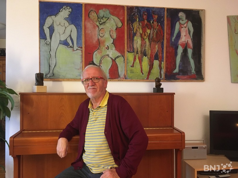 Georges Zaugg, le frère de l'artiste, devant une oeuvre qui a choqué le public en 1959. Rémy l'a peinte à 16 ans pour la fanfare de Courgenay. La toile est restée cachée pendant des années.