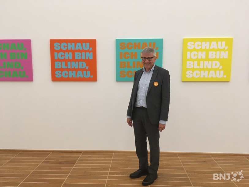 Hans Furer, grand collectionneur et ancien ami de l'artiste, a légué 24 oeuvre de Rémy Zaugg au Kunstmuseum de Bâle. Ici, devant plusieurs toiles très connues de l'artiste.