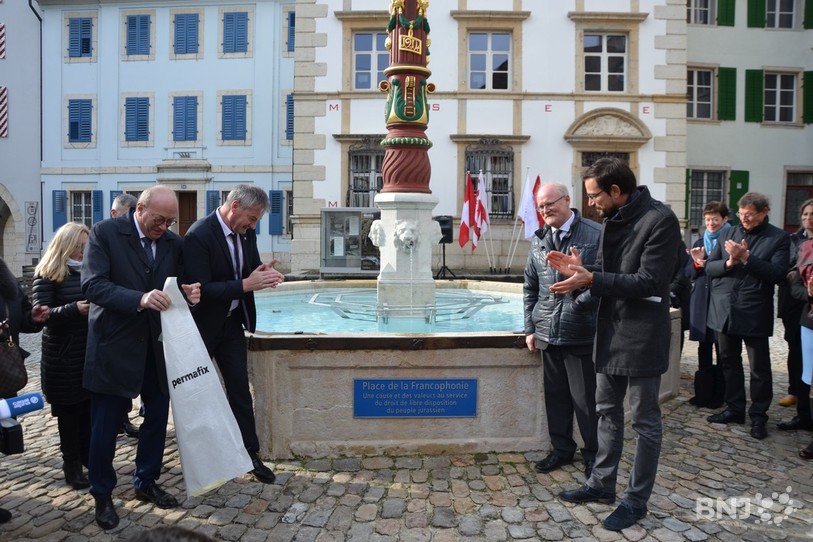 Le Conseil communal de Delémont et les membres de la région Europe de l'Assemblée parlementaire de la Francophonie ont dévoilé la plaquette de la nouvelle place