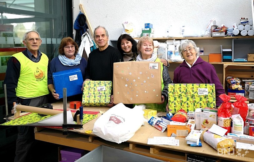 Les bénévoles s'activent avec le sourire à Reconvilier pour confectionner et emballer les dizaines de colis.