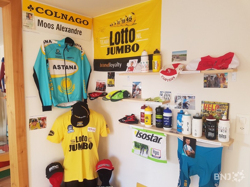 Dans cette partie dédiée au cyclisme, maillots et gourdes sont exposées.