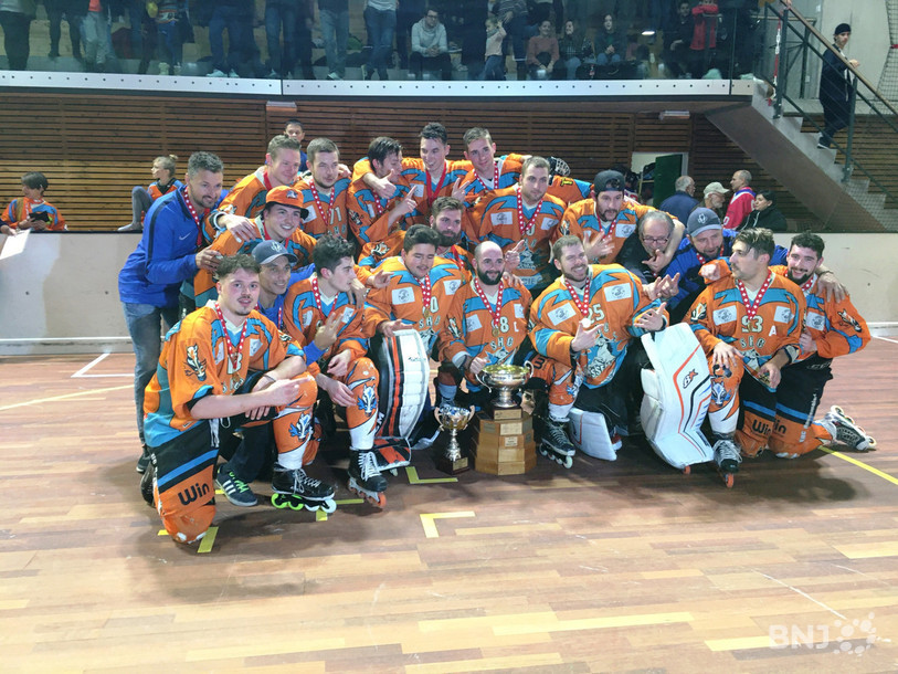 Les joueurs du SHC Rossemaison avec le trophée de champion de Suisse.