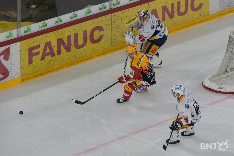 Toni Rajala n'a pas réussi à tromper la vigilance du portier zougois. (Photo: Georges Henz)