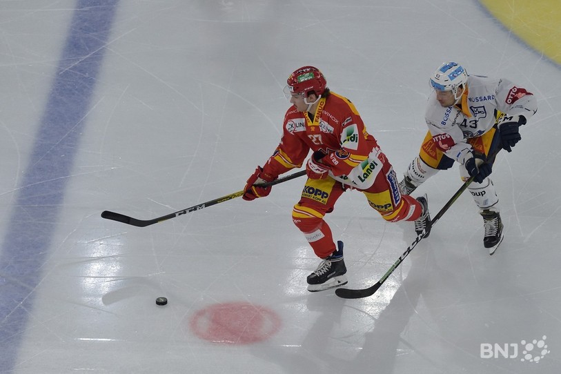Yannick Rathgeb et le HCB&nbsp; ont peiné à mettre le feu devant la cage de l'EV Zoug. (Photo: Georges Henz) 