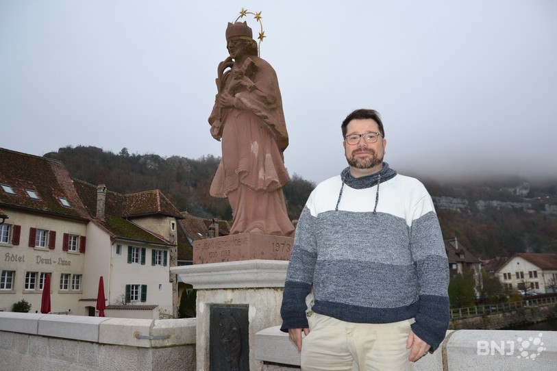 Patrick Godat, nouveau diacre permanent, pose sur le pont St-Jean à St-Ursanne.