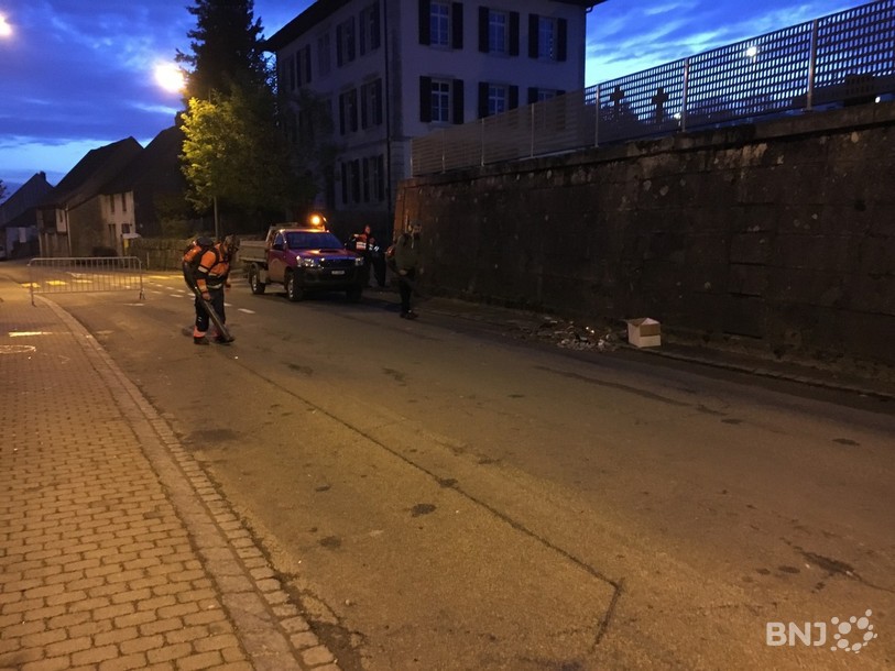 L'équipe de nettoyage s'active dans les rues de Chevenez lors de la St-Martin.