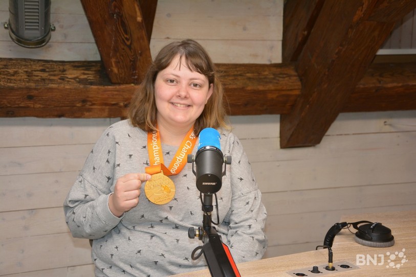 Charlotte Fringeli avec sa médaille d'or au lendemain de son titre national aux Swisskills des technologues du lait.