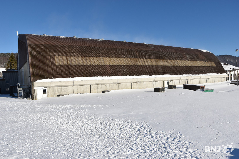 Le projet vise à refaire toute la toiture de la patinoire et à recouvrir entièrement sa face sud de panneaux photovoltaïques.
