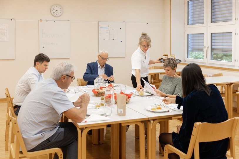 Le jury lors de l'évaluation des produits mis au concours lors de la 1re édition. (Photo: FRI)