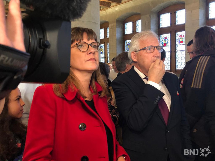 L'ancien maire de Bienne Hans Stöckli en attente des résultats au Rathaus à Berne.