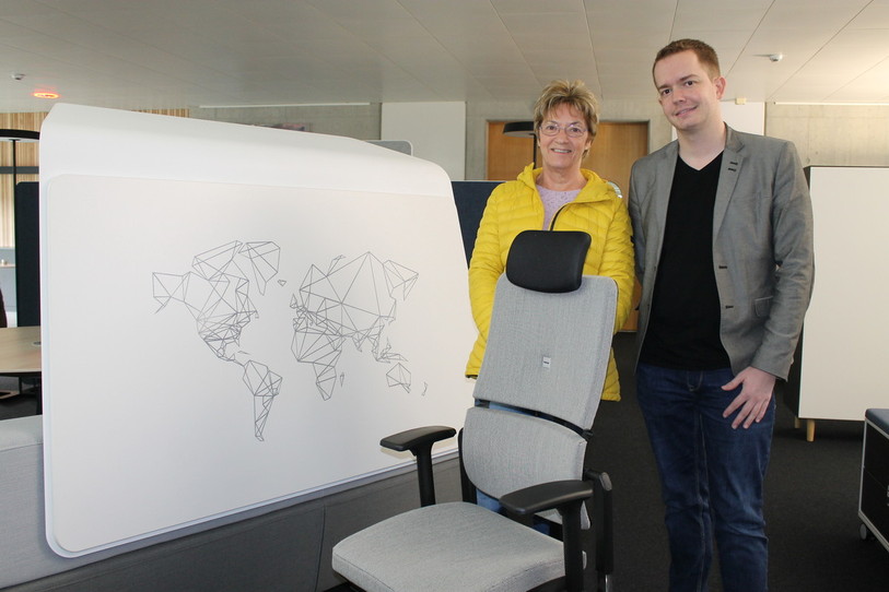 Notre gagnante reçoit sa nouvelle chaise de bureau