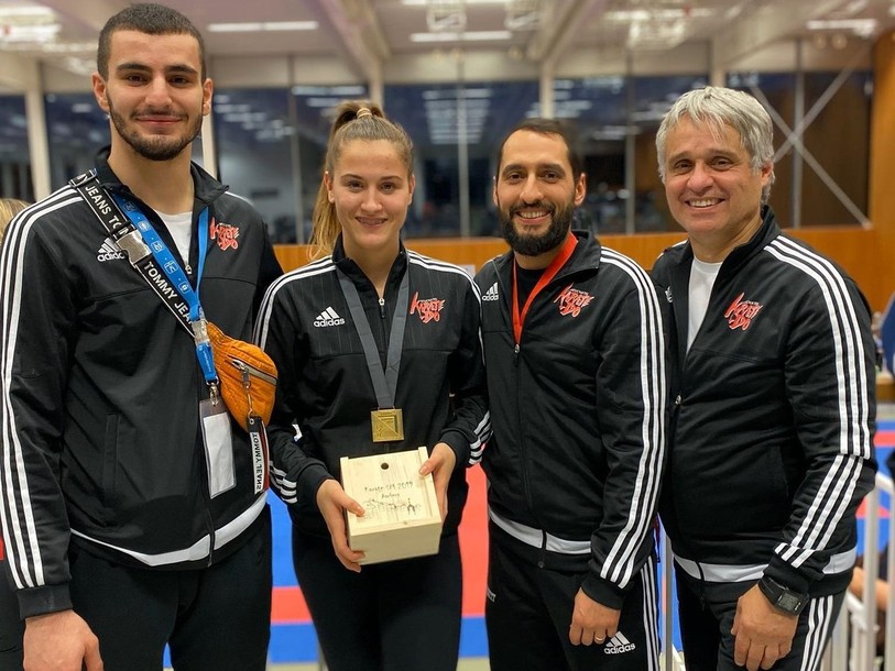 Les coaches neuchâtelois entourent la nouvelle championne de Suisse, Leana Pirazzi.