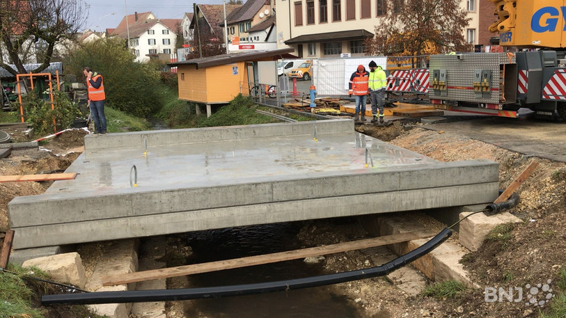 Le tablier a été installé sur deux culées en béton coulées sur place.