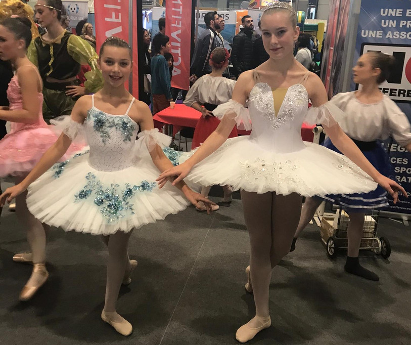 Clara (à gauche) et Lisa Habegger de Reconvilier ont récité leurs gammes dimanche à Palexpo.