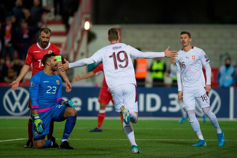 Cédric Itten, qui marque ici le 1-0 face à Gibraltar, a été le grand homme de la Nati sur la fin des qualifications en marquant trois buts pour ses deux premières sélections (photo : Twitter UEFA Euro 2020).